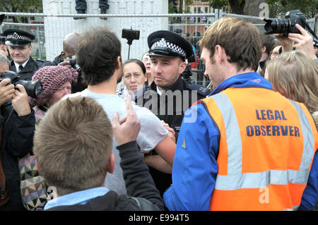 Londra, Regno Unito. 22 ottobre, 2014. Occupare Londra protester "zoccolo Guy' rimane sul plinto di Winston Churchill statua in piazza del Parlamento - la polizia arresta un uomo per il lancio di cibo per lui. Foto Stock