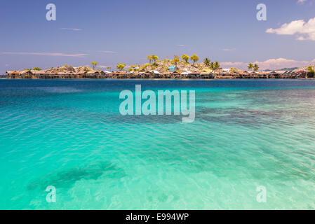 Bajau (zingari del mare) villaggio di pescatori nel meraviglioso nei toni del blu del mare del remote isole Togean, Sulawesi centrali, Indonesi Foto Stock