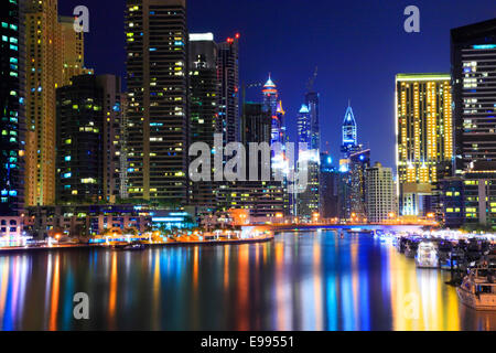 Dubai Marina di notte.la riflessione di grattacieli in acqua. Foto Stock
