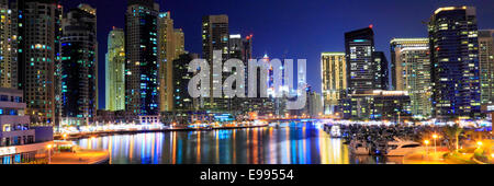 Dubai Marina di notte - panoramica Foto Stock