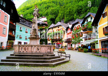 Colorato town square nel villaggio di Hallstatt, Austria Foto Stock