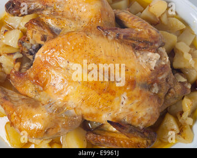 Pollo arrosto con patate isolati su sfondo bianco Foto Stock