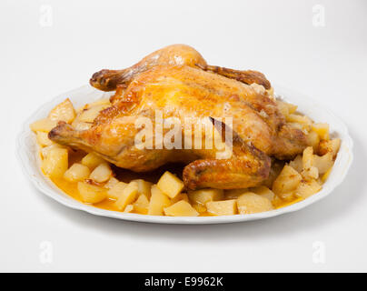 Pollo arrosto con patate isolati su sfondo bianco Foto Stock