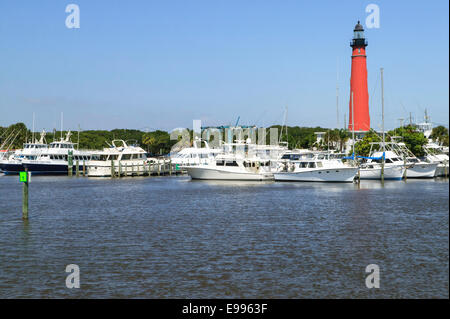 Historic Ponce de Leon faro di ingresso con il faro e il Cantiere Marina visto dall'Atlantico Intracoastal Waterway Foto Stock