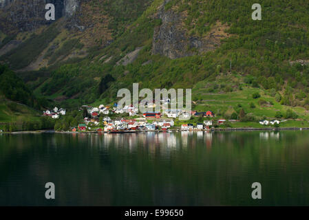 Villaggio sul bordo del Aurlandsfjord in primavera, off Sognefjord, Norvegia Foto Stock