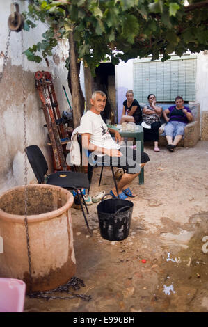 Immigrati temporanei provenienti dalla Romania venuto morali de Calatrava, Ciudad Real, Spagna, per lavorare in vendemmia. Foto Stock