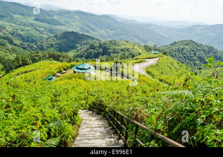 Paesaggio di montagna alta gamma angolo vista dal punto di vista Doi Mae U Ko a Mae Hong Son provincia della Thailandia Foto Stock