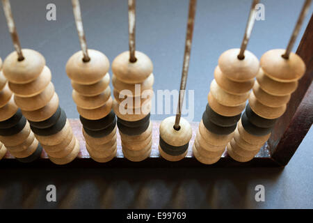 Abacus closeup frammento con focus sulla fila inferiore Foto Stock