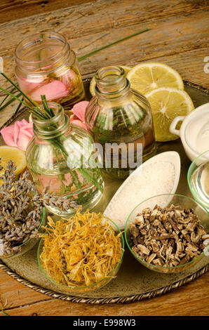 Assortimento di prodotti cosmetici naturali su un tavolo rustico Foto Stock