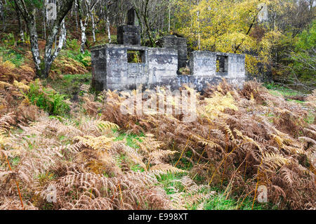 Edifici abbandonati al di sotto del bordo di macina vicino a Hathersage in Peak District. Foto Stock