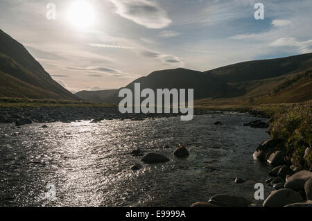 Una fotografia, a monte del sole che riflette sul fiume Findhorn Uisge Èireann, in Strathdearn, Inverness, Scotland Foto Stock