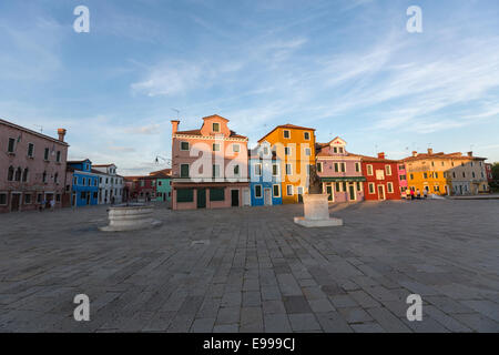 Piazza Baldassare Galuppi con statua dedicata a lui, al tramonto, a Burano conosciuta per le sue colorate case nei pressi di Venezia. Foto Stock