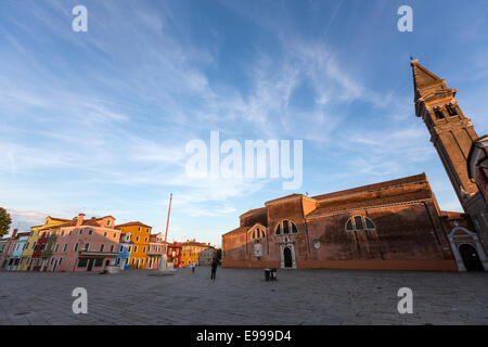 Chiesa di San Martino a Burano , in Piazza Baldassare Galuppi, al tramonto Foto Stock