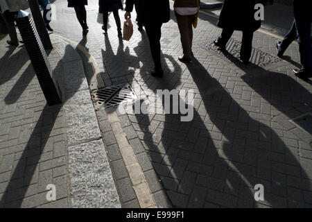 Cuoio Lane, Londra UK. Il 22 ottobre 2014. La folla dei lavoratori e della gente del posto il gregge al cuoio Lane in Farringdon all ora di pranzo. Un quartiere tradizionale mercato corsia in pelle è anche la messa a fuoco di etnia street chioschi e ristoranti. Credito: Kathy deWitt/Alamy Live News Foto Stock