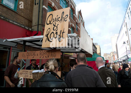 Cuoio Lane, Londra UK. Il 22 ottobre 2014. La folla dei lavoratori e della gente del posto il gregge al cuoio Lane in Farringdon all ora di pranzo. Un quartiere tradizionale mercato corsia in pelle è anche la messa a fuoco di etnia street chioschi e ristoranti. Credito: Kathy deWitt/Alamy Live News Foto Stock