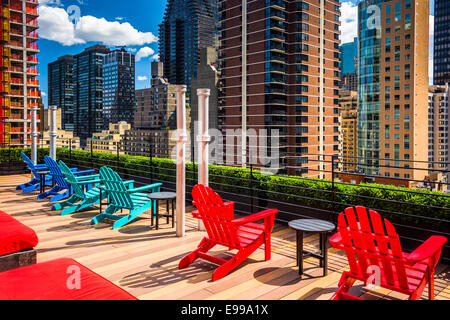 Sedie e vista di Manhattan sul tetto di Pod 51, New York. Foto Stock