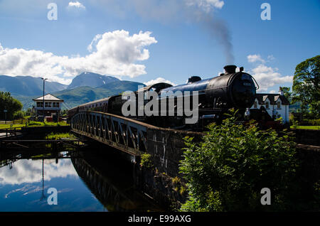 Giacobita treno a vapore che attraversa il Benavie ponte girevole,West Coast line Foto Stock