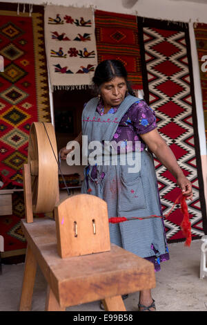 Un zapoteco donna indigena spin mano lana tinti in filo per essere utilizzati nella tessitura dei tappeti tradizionali Ottobre 30, 2013 in Teotitlan de Valle, Messico. Foto Stock