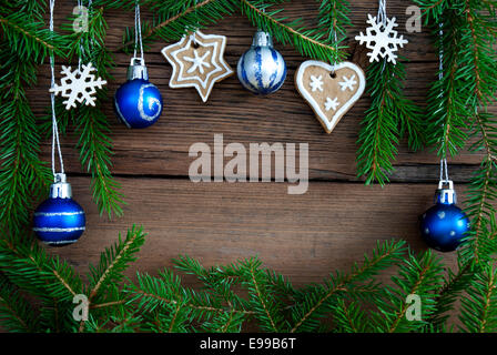 Decorazione di natale come Gingerbreads, palle di Natale, Abete rami fiocchi di neve e la costruzione di un telaio in legno con spazio di copia Foto Stock