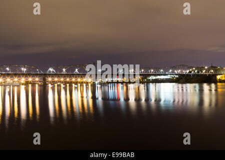 Ponte di Alexandra a Ottawa di notte Foto Stock