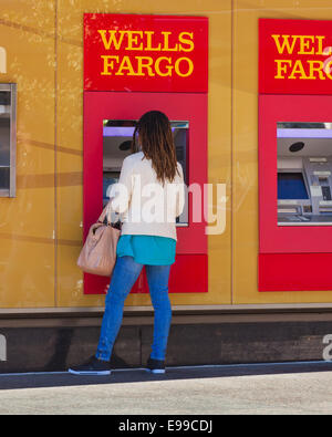 Donna che utilizza la Wells Fargo ATM - USA Foto Stock