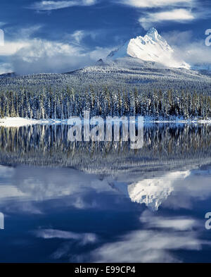 Centrale della Oregon Washington Mt emerge dalle nubi per rivelare le prime nevicate invernali e la sera la riflessione in grande lago. Foto Stock