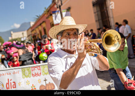 Un messicano brass band conduce la processione per il Giorno dei Morti festival noto in spagnolo come Día de Muertos in Oaxaca, Messico. Foto Stock