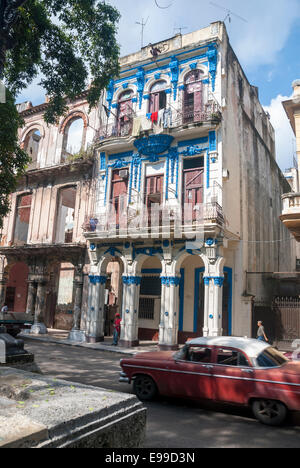 Un vintage American automobile passa uno dei molti coloniale spagnolo edifici ispirati sul Prado nel centro di Havana Foto Stock