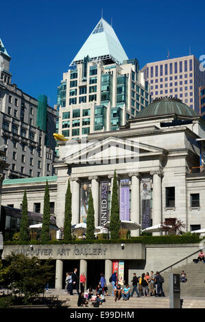 Le persone di fronte alla galleria d'Arte di Vancouver su una soleggiata giornata estiva, Vancouver, BC, Canada Foto Stock