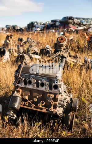 Blocco motore in a junkyard Foto Stock