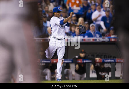 Kansas City, MO, Stati Uniti d'America. 22 ottobre, 2014. Ottobre 22, 2014 - Kansas City, MO, Stati Uniti d'America - Kansas City Royals a partire lanciatore Yordano Ventura (30) butta fuori San Francisco Giants primo baseman Brandon cinghia (9) alla seconda alla fine del quarto inning durante il gioco 2 del World Series presso Kauffman Stadium di Kansas City, Mo. Mercoledì, Ottobre 22, 2014. (Credito Immagine: © Paul Kitagaki Jr/Sacramento Bee/ZUMA filo) Credito: ZUMA Press, Inc/Alamy Live News Foto Stock