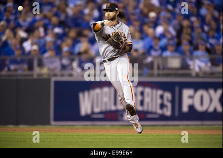 Kansas City, MO, Stati Uniti d'America. 22 ottobre, 2014. Ottobre 22, 2014 - Kansas City, MO, Stati Uniti d'America - San Francisco Giants interbase Brandon Crawford getta fuori Kansas City Royals secondo baseman Omar Infante alla fine del quarto inning durante il gioco 2 del World Series presso Kauffman Stadium di Kansas City, Mo. Mercoledì, Ottobre 22, 2014. (Credito Immagine: © Paul Kitagaki Jr/Sacramento Bee/ZUMA filo) Credito: ZUMA Press, Inc/Alamy Live News Foto Stock