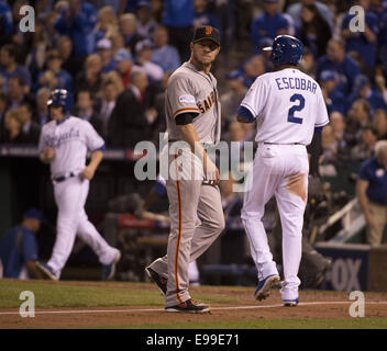 Kansas City, MO, Stati Uniti d'America. 22 ottobre, 2014. San Francisco Giants a partire lanciatore Jake Peavy lascia il campo dopo la finale nel secondo inning e il Royals prendendo un 2-1 piombo nel gioco 2 del World Series presso Kauffman Stadium di Kansas City, Mo. Mercoledì, Ottobre 22, 2014. Credito: Jose Luis Villegas/Sacramento Bee/ZUMA Press, Inc/Alamy Live News Foto Stock