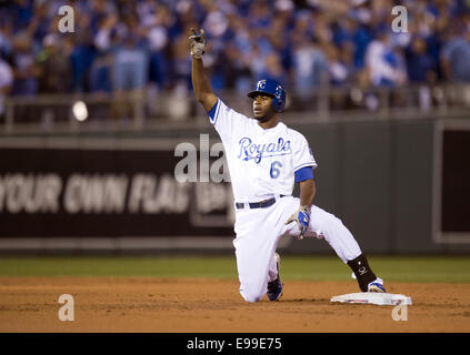 Kansas City, MO, Stati Uniti d'America. 22 ottobre, 2014. Ottobre 22, 2014 - Kansas City, MO, Stati Uniti d'America - Kansas City Royals center fielder Lorenzo Caino (6) segnali dopo il suo doppio nel primo inning durante il gioco 2 del World Series presso Kauffman Stadium di Kansas City, Mo. Mercoledì, Ottobre 22, 2014. (Credito Immagine: © Paul Kitagaki Jr/Sacramento Bee/ZUMA filo) Credito: ZUMA Press, Inc/Alamy Live News Foto Stock