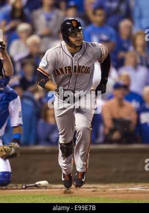 Kansas City, MO, Stati Uniti d'America. 22 ottobre, 2014. Ottobre 22, 2014 - Kansas City, MO, Stati Uniti d'America - San Francisco Giants center fielder Gregor Blanco (7) Guarda il suo home run nel primo inning di Kansas City Royals a partire lanciatore Yordano Ventura (30) 1durante il gioco 2 del World Series presso Kauffman Stadium di Kansas City, Mo. Mercoledì, Ottobre 22, 2014. (Credito Immagine: © Paul Kitagaki Jr/Sacramento Bee/ZUMA filo) Credito: ZUMA Press, Inc/Alamy Live News Foto Stock
