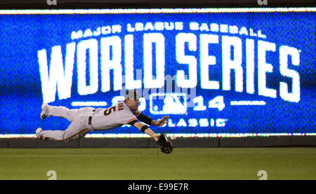 Kansas City, MO, Stati Uniti d'America. 22 ottobre, 2014. Ottobre 22, 2014 - Kansas City, MO, Stati Uniti d'America - San Francisco Giants sinistra fielder Travis Ishikawa immersioni per colpo doppio da Kansas City Royals Lorenzo Caino nel primo inning durante il gioco 2 del World Series presso Kauffman Stadium di Kansas City, Mo. Mercoledì, Ottobre 22, 2014. (Credito Immagine: © Paul Kitagaki Jr/Sacramento Bee/ZUMA filo) Credito: ZUMA Press, Inc/Alamy Live News Foto Stock