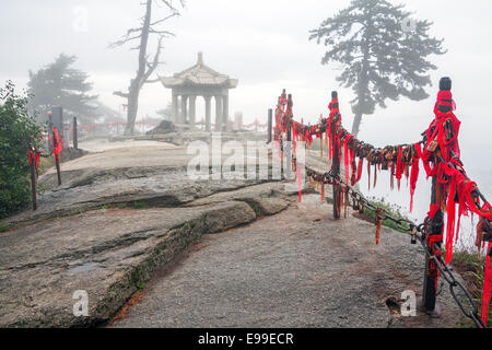 La nebbia favolosa atmosfera con uno stile Cinese gazebo in montagna Huashan, Cina. Foto Stock