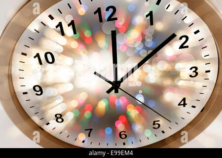 Orologio e sfondo astratto. Nuovo anno. Natale Foto Stock