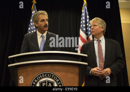 Atlanta, GA, Stati Uniti d'America. Xxi oct, 2014. MIKE FEUER, Los Angeles City Attorney, e R. Cyrus Vance jr., avvocato di Manhattan, a rispondere alle domande in un primo momento i procuratori nazionali contro la violenza pistola di vertice in Atlanta GA oggi 10/21/14 con i pubblici ministeri da ogni regione del paese incontro per discutere di approcci per il contenimento della violenza pistola. © Robin Rayne Nelson/ZUMA filo/Alamy Live News Foto Stock