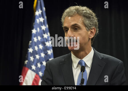 Atlanta, GA, Stati Uniti d'America. Xxi oct, 2014. MIKE FEUER, Los Angeles City Attorney, risponde alle domande in un primo momento i procuratori nazionali contro la violenza pistola di vertice in Atlanta GA oggi 10/21/14 con i pubblici ministeri da ogni regione del paese incontro per discutere di approcci per il contenimento della violenza pistola. © Robin Rayne Nelson/ZUMA filo/Alamy Live News Foto Stock