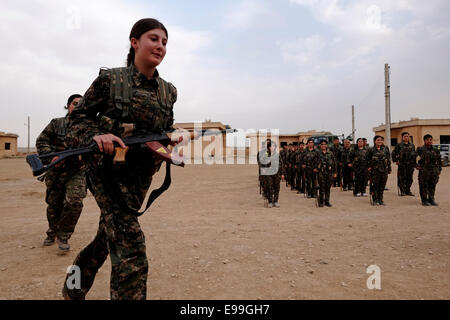 Combattenti curdi dalla donna Unità di Protezione YPJ prendendo parte ad una cerimonia di assunzione in Al Hasakah o distretto Hassakeh nella Siria settentrionale Foto Stock