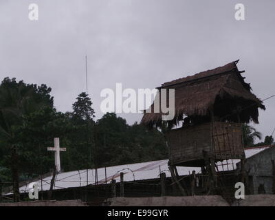 Sablayan, Filippine. 22 ottobre, 2014. Prigionieri a Samblayan composto penale in Occidental Mindoro sono ammessi a vivere fuori della cella di prigione in cui i detenuti possono fare liberamente l'agricoltura, la pesca e la guida per gli amanti del birdwatching a Mt. Siburan foresta di pianura e di vivere come "uomini liberi" facendo loro faccende quotidiane come se esse sono libere di persone che vivono all interno del carcere composto. © Sherbien Dacalanio / Alamy Live News Foto Stock