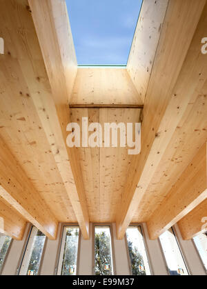 Edificio. Finestra. Travi di legno Foto Stock