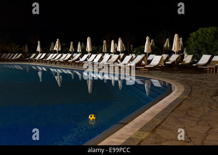 Piscina presso il Coral Beach Hotel e Spar Cipro. Foto Stock