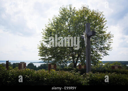 Statua di Gesù sulla croce con vista fiume Foto Stock