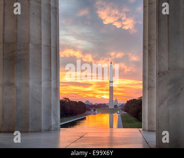 Brillante tramonto su stagno riflettente DC Foto Stock