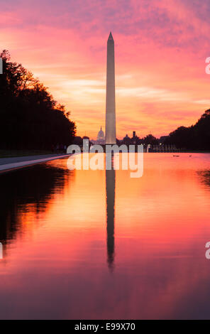 Brillante tramonto su stagno riflettente DC Foto Stock