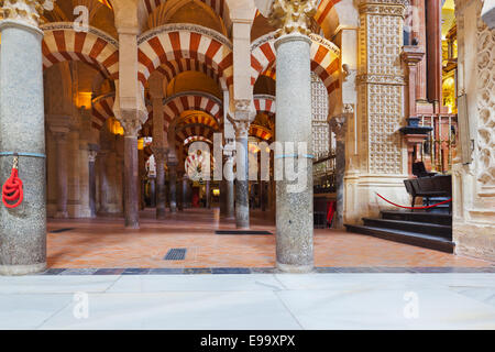 Grande Cattedrale Mezquita Moschea interno a Cordoba Spagna Foto Stock