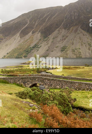 Ponte di pietra sul fiume da Wastwater Foto Stock