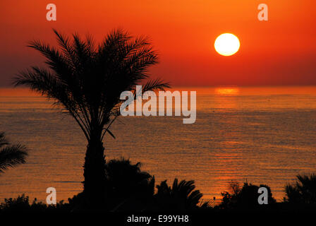 Splendido tramonto sul mare Foto Stock